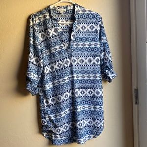 Charlotte Russe medium tunic Blue and white